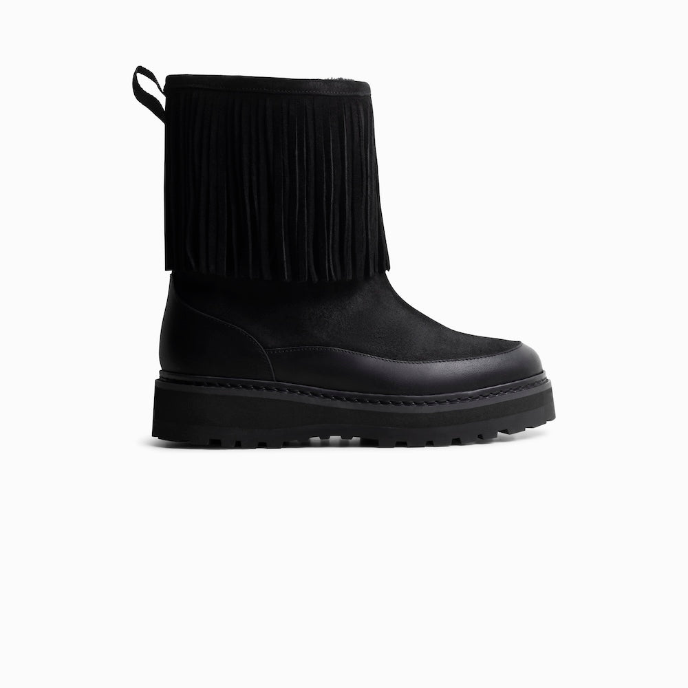 Mono x We Norwegians | FW25 | Black boot with fringes, with shearling wool lining, on a white background