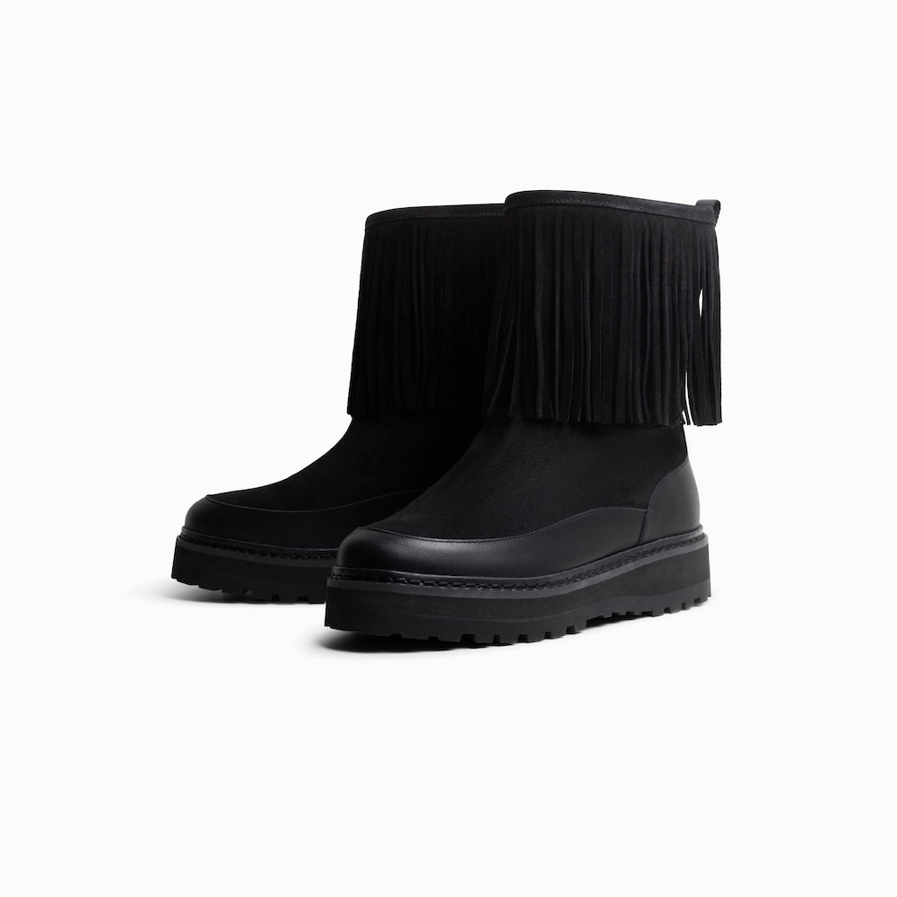Mono x We Norwegians | FW25 | Black boots with fringes, with shearling wool lining, on a white background