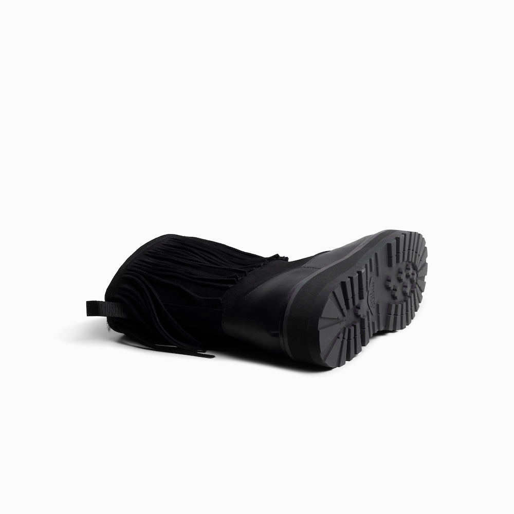 Mono x We Norwegians | FW25 | Black boot with fringes, with shearling wool lining, on a white background | Sole details
