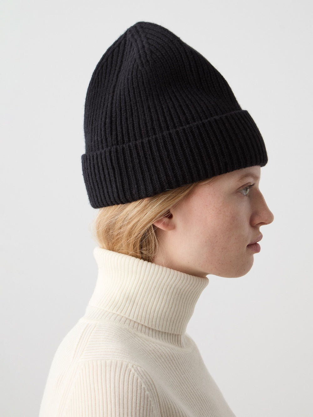 We Norwegians | FW25 | Dal Hat | Model wearing a knit beanie in black against an off-white background