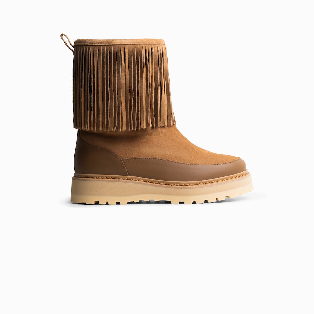 Mono x We Norwegians | FW25 | Cognac boot with fringes, with shearling wool lining, on a white background